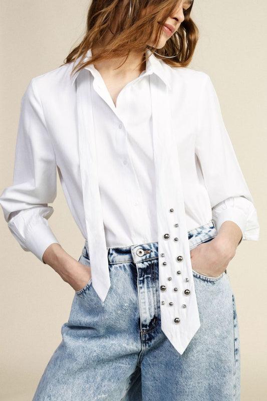 Camicia con cravatta decorata borchie e maniche lunghe