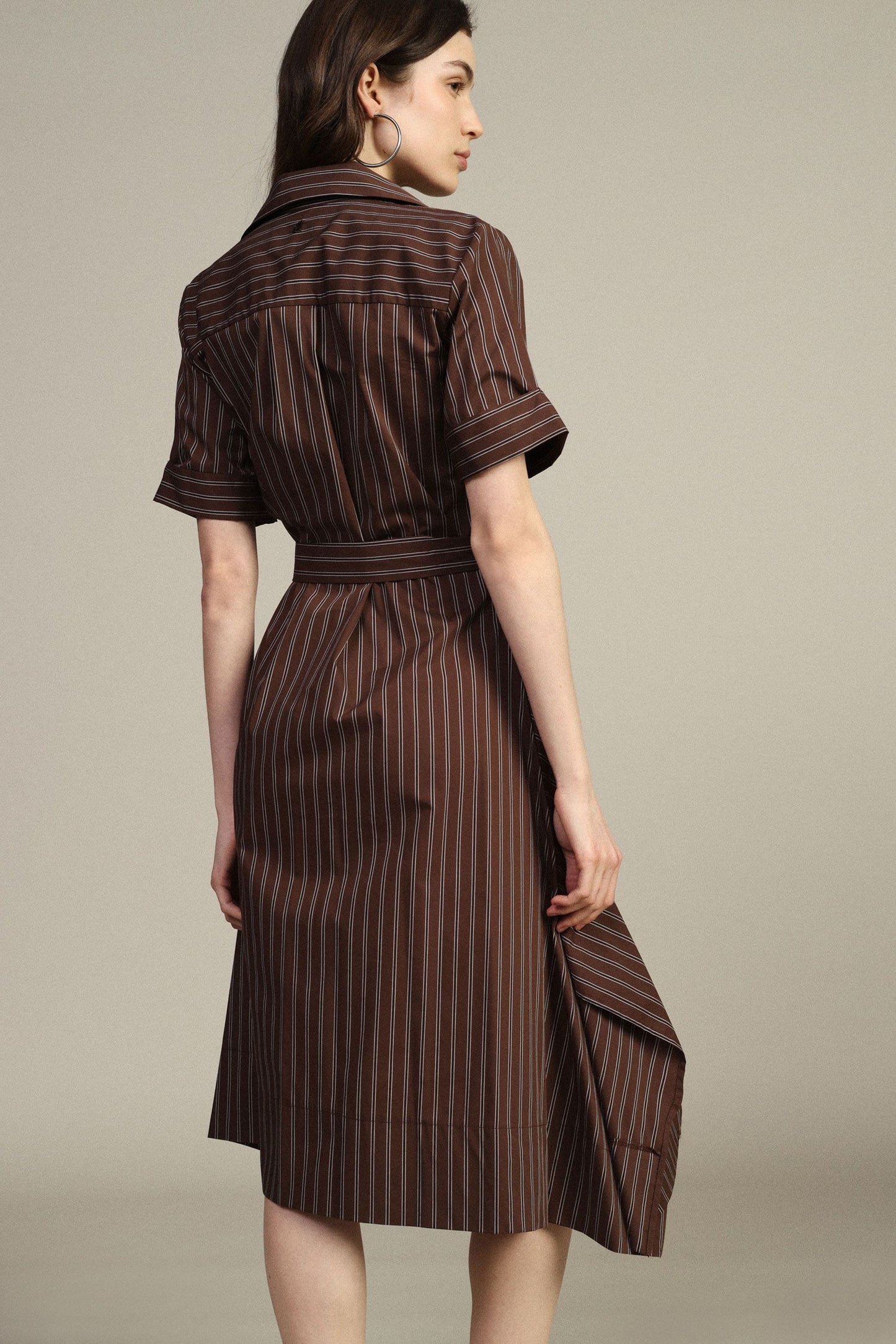 Abito midi a righe con scollo a v e cintura