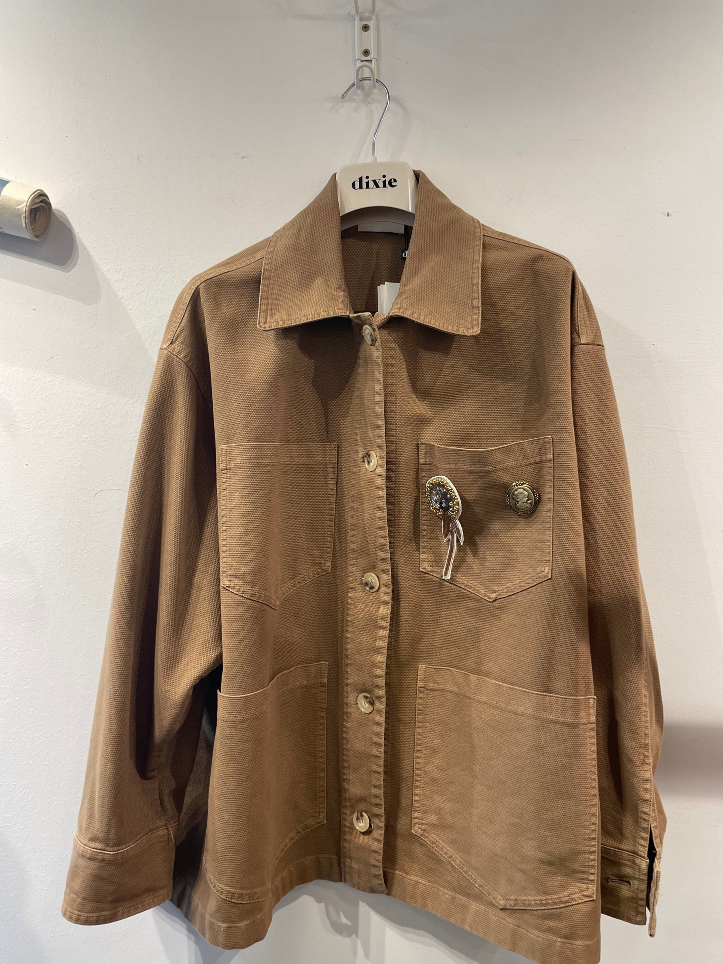 Giacca a camicia con tasche e patch