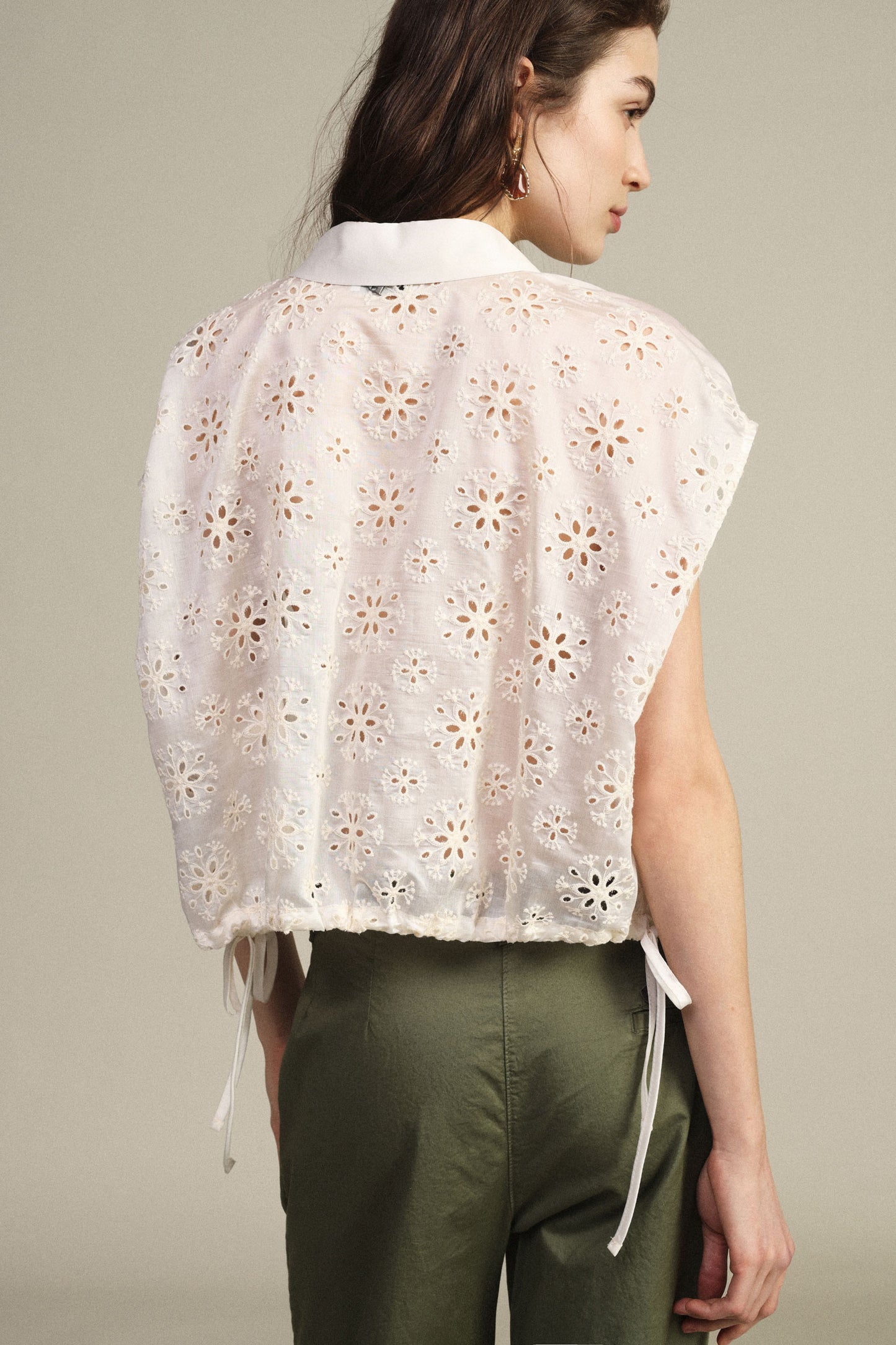 Shirt cropped con maniche traforate e coulisse