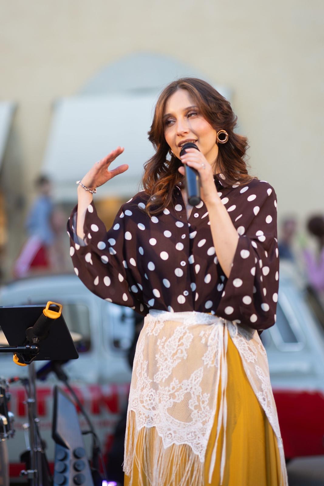 Camicia ampia a pois con maniche a kimono