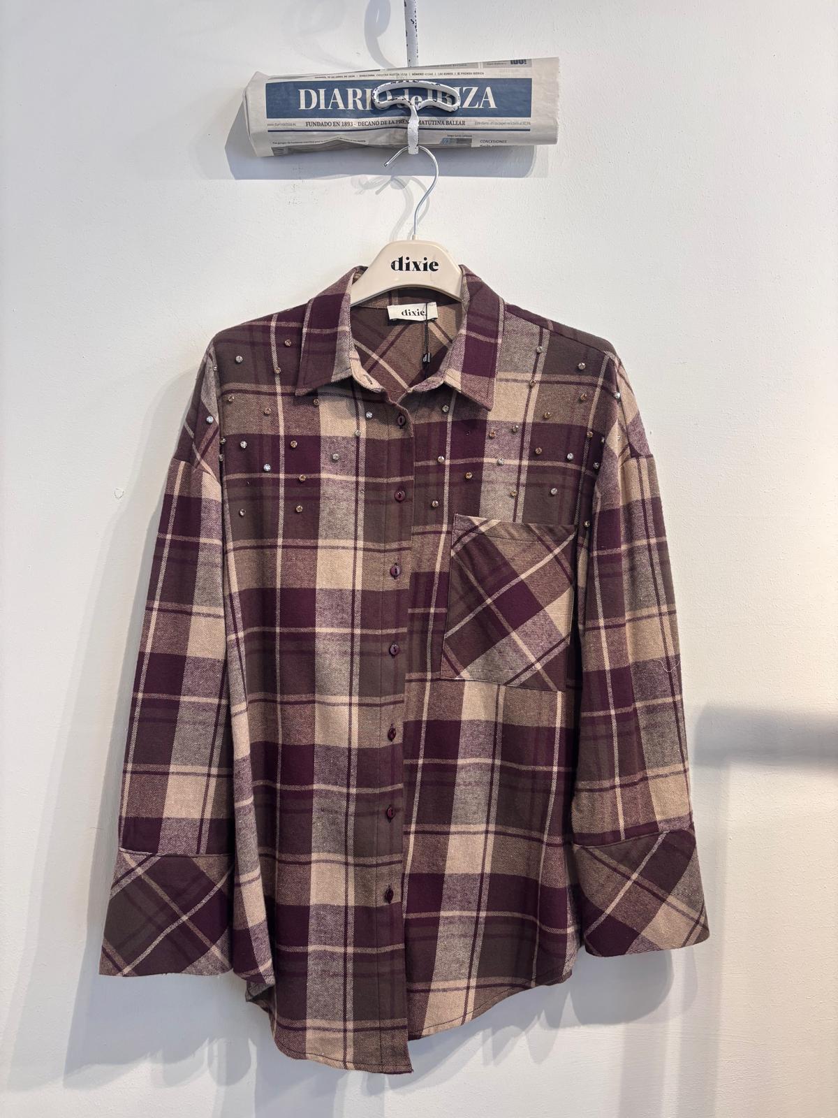 Camicia a quadri con borchie e tasca frontale