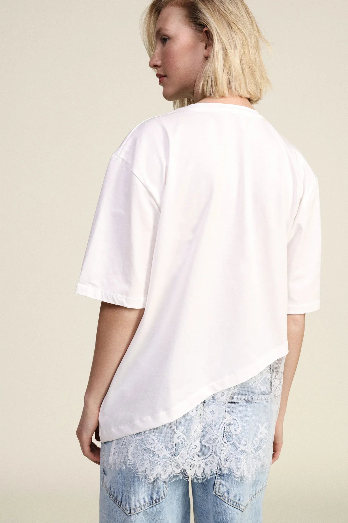 T-SHIRT ASIMMETRICA CON BORDO IN PIZZO