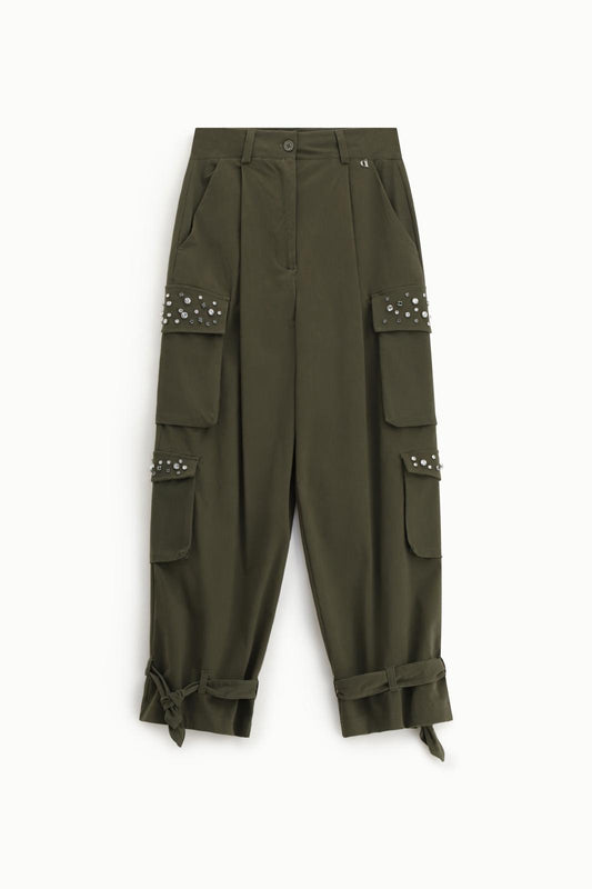 Trousers con tasche cargo e applicazioni